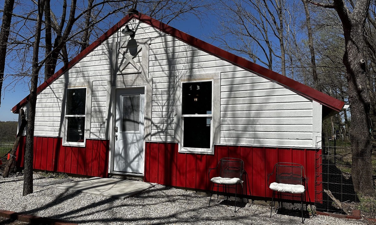 South Kansas City Bed & Breakfast | Peaceful bunkhouse getaway on quiet farm in KCMO