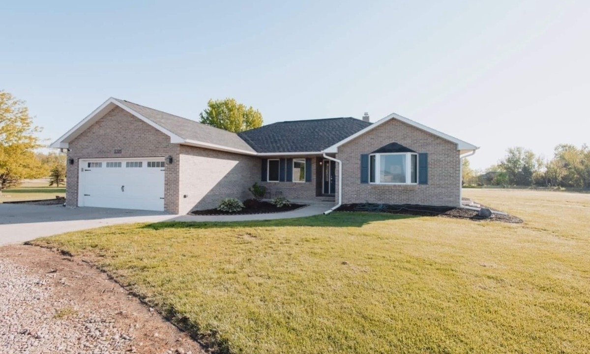 Kearney House | Peaceful neighborhood OUTSIDE of Kearney and one of the LARGEST homes available.