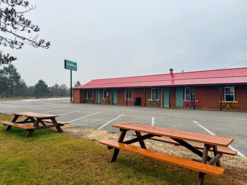 Rapid River Hotel | Peninsula Point Lodge