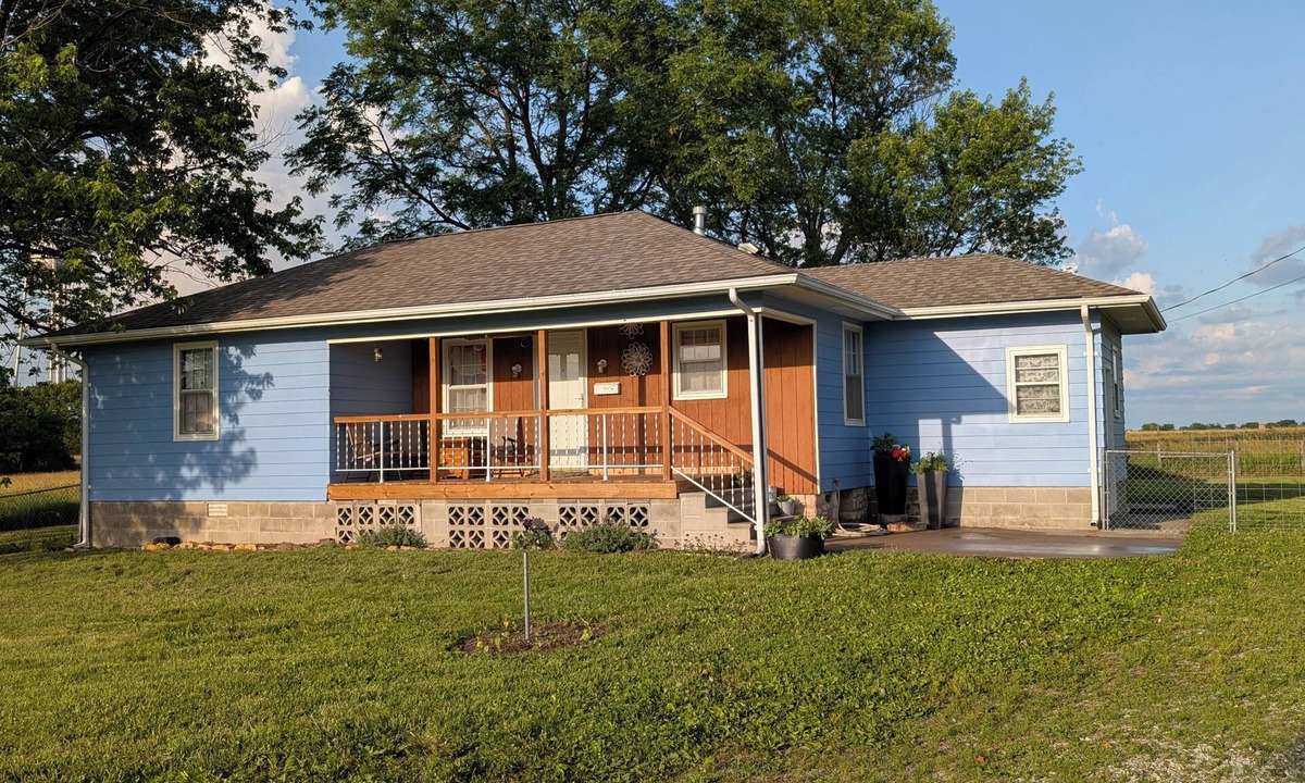 Lawrence House | Perfect Blend: Country Quiet/City Convenience 5 min to Clinton Lake, Rock Chalk!