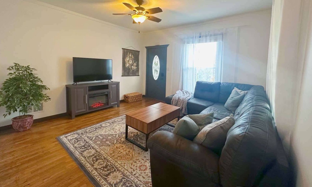 Manhattan House | Pet-Friendly 2BR | Fenced Yard | Near K-State & Aggieville