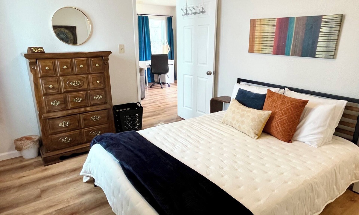 Kirksville Apartment | Pet-friendly Ground-lvl Queen Laundry 30+days