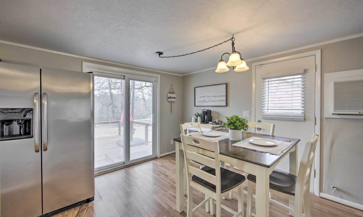 Jefferson Cottage | Pet-friendly Jefferson Retreat < 1 Mi to Lake!