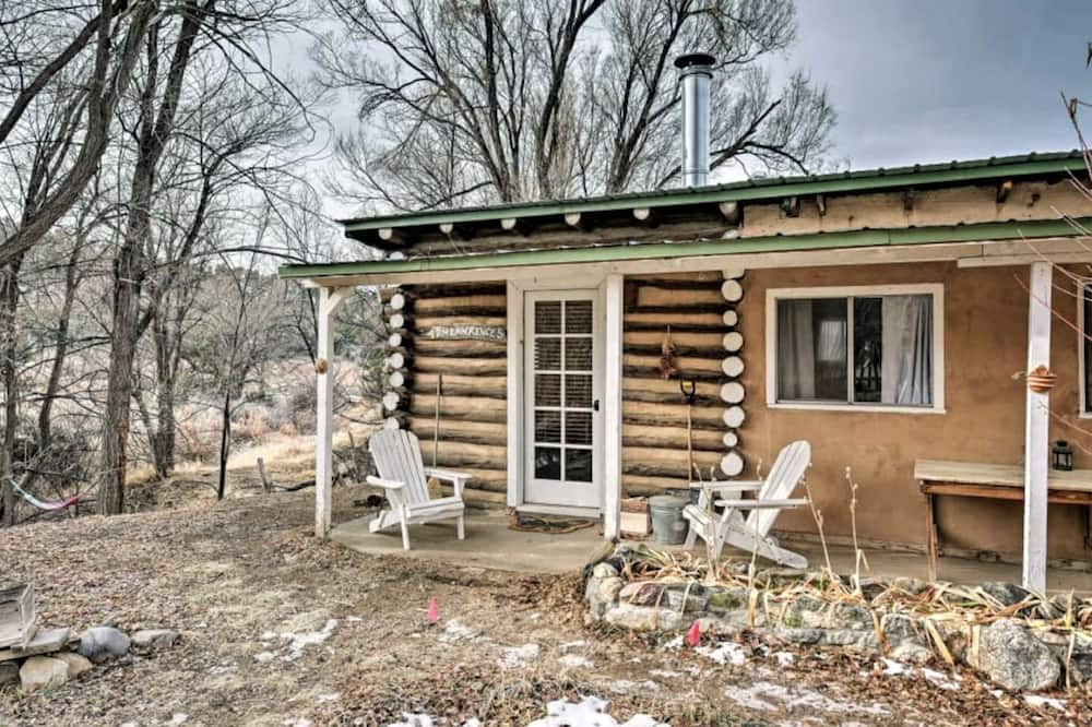 San Cristobal Cabin | Petite Log Cabin on Organic Farm in New Mexico