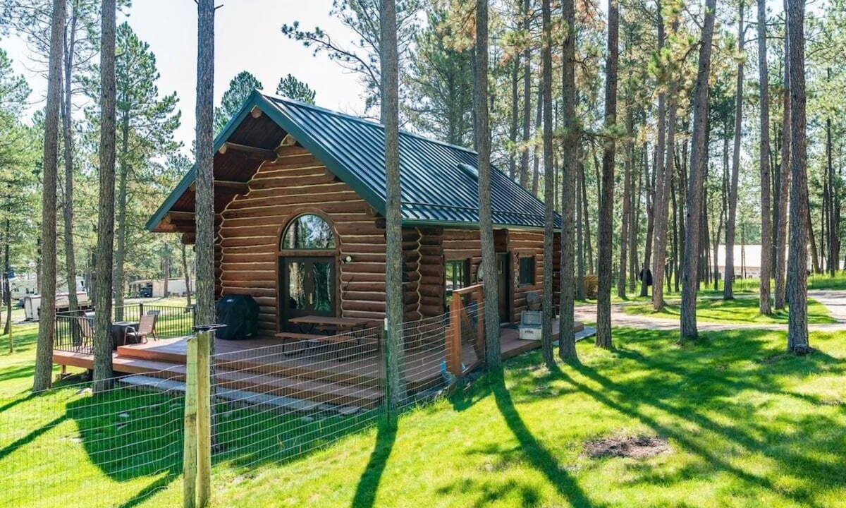 Custer Cabin | Pine Cabin- Log cabin close to Custer