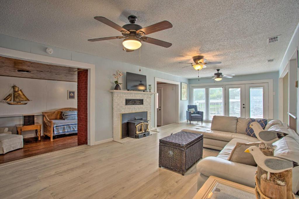 Graford House | Possum Kingdom Lakefront Home w/Patio & Dock!