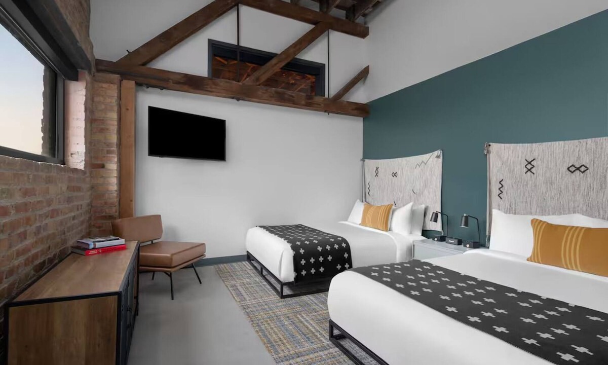 People's Freeway Hotel | Prime evo Experience, Outdoor Adventure Hub, Free Parking & Dog-friendly!