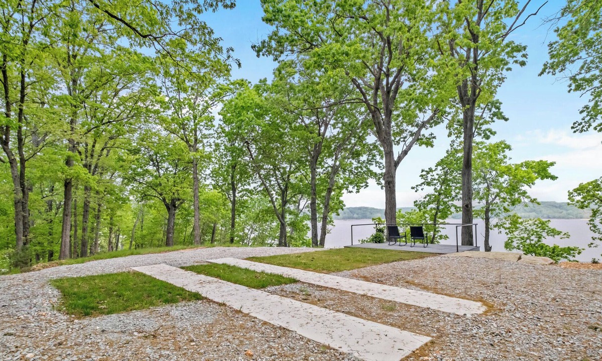 Wyandotte Cabin | Prime RV spot! Grand Lake- Wyandotte, OK On a point…One way in, one way out