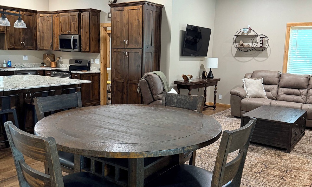 Copeland House | Pristine 4 Bedroom with Water Views Near Wolf Creek & Monkey Island