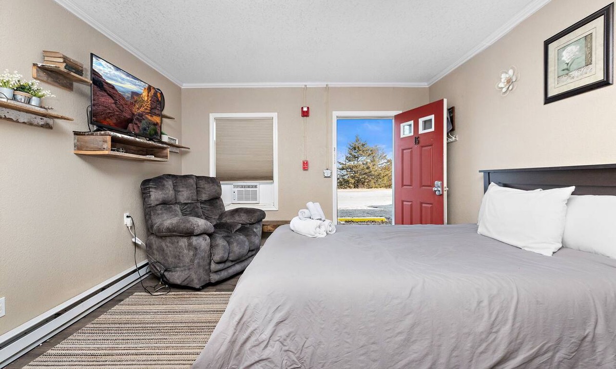Paola Apartment | Private and cozy apartment in small town Kansas!