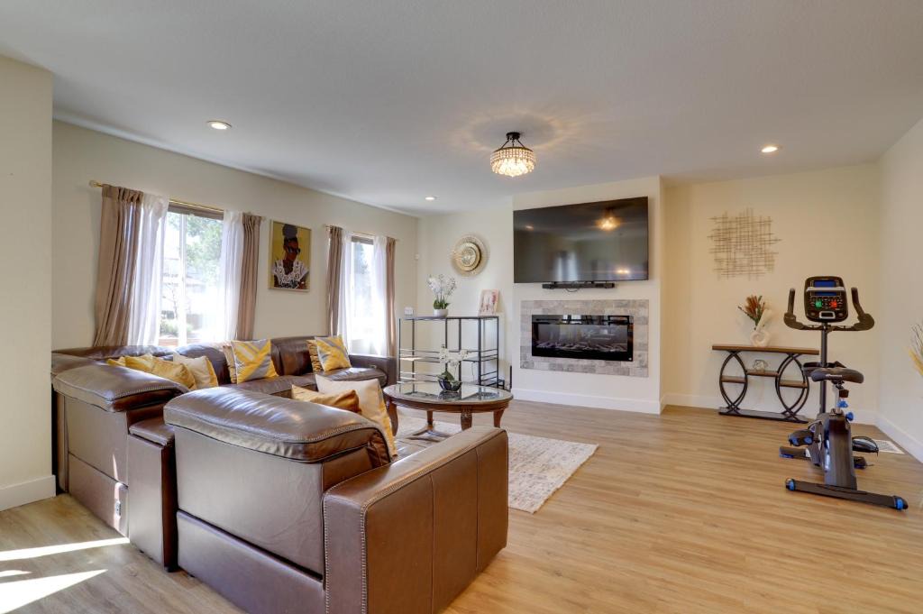 Brighton House | Private Backyard & Patio! Family Home in Brighton