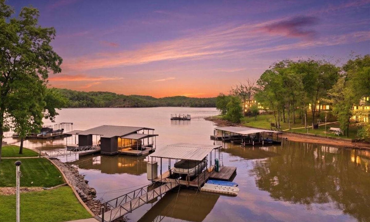 Climax Springs House | Private Cove Dock, PWC Lifts, Huge Deck & Family Fun