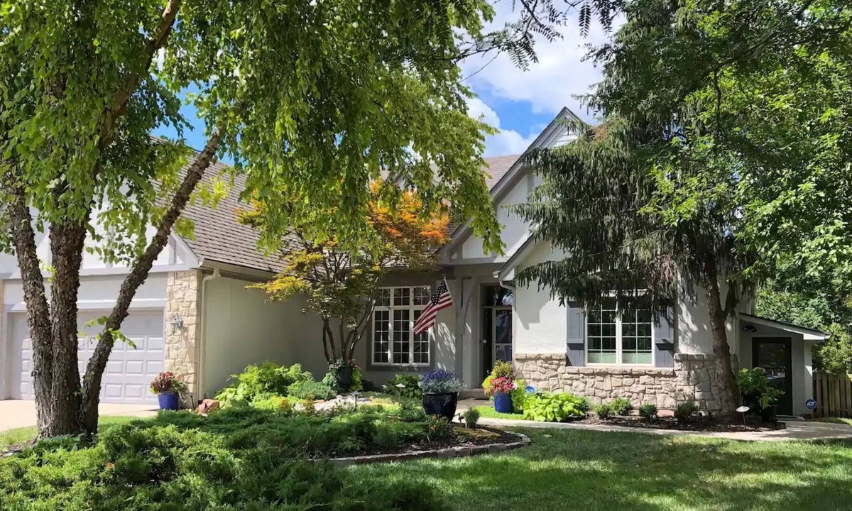 Kingston Lakes Apartment | Private DayLight Basement, Own Entrance, 1800 s/f