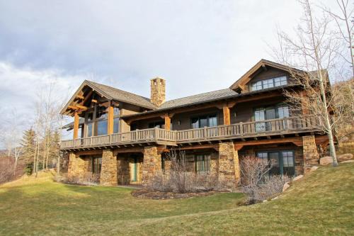 Edwards House | Private Hot Tub, Theater Room, Valet Parking and Ski & Boot Storage at Ritz Carlton