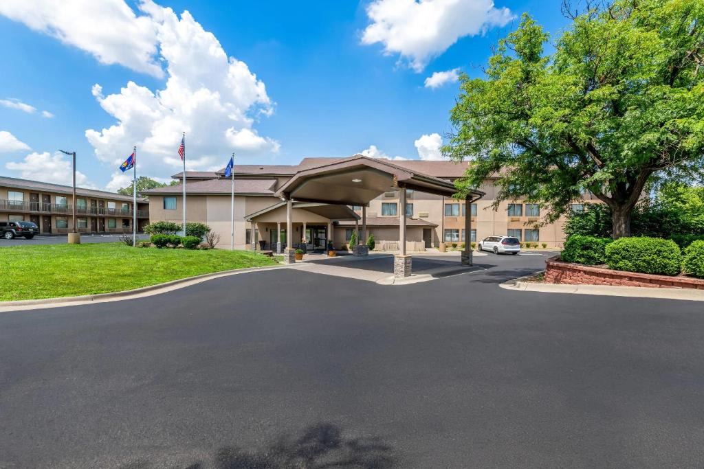 Lawrence Hotel | Quality Inn & Suites Lawrence - University Area