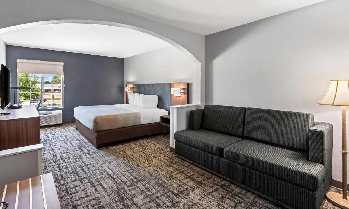 Manhattan Hotel | Quality Inn & Suites Manhattan