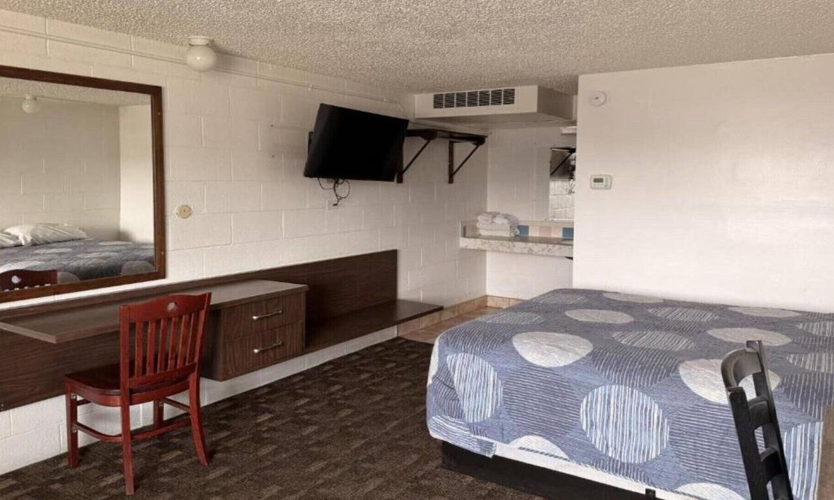 Rock Springs Apartment | Queen Bed Smoking | Rock Springs