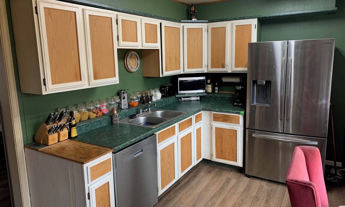 Kansas City House | quiet home on dead end street 10 minutes from k.c., on 7 acres sleeps up to 10