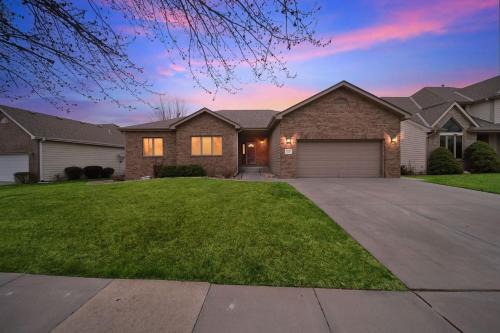 Lincoln House | Quiet Lincoln Gem 3 King BRs Garage home