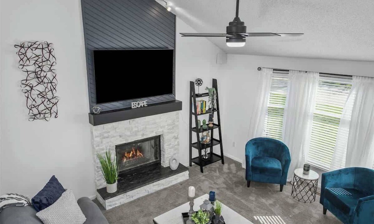 Olathe House | Quiet Spacious Home w/Pool Table, Pets ok!