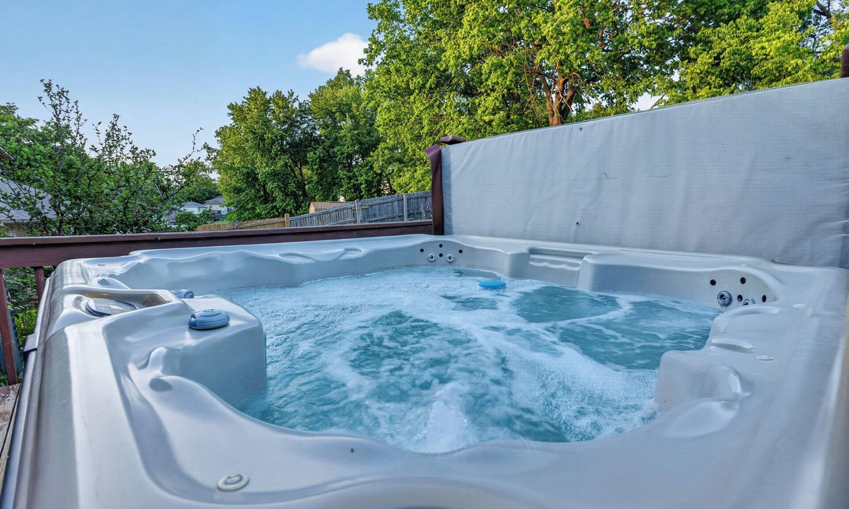 Blue Springs House | Rapunzel's Retreat - HOT TUB - King Suite - 14 Min to Arrowhead Stadium