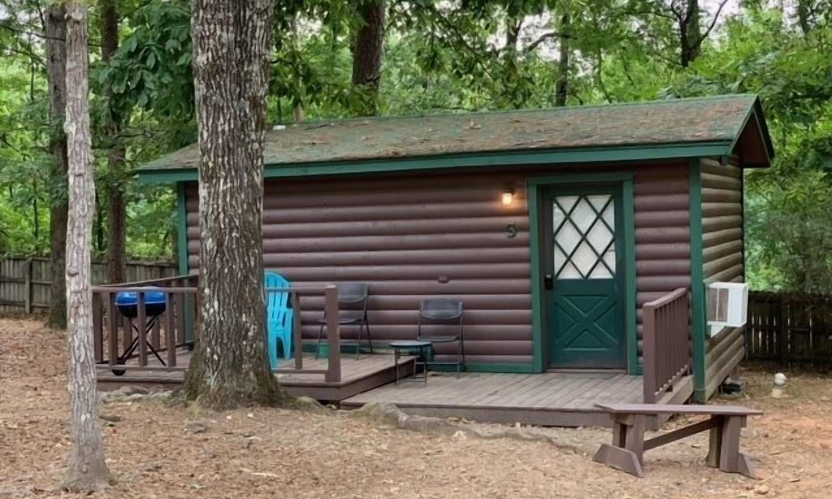 Broken Bow Cabin | Redbud Rest | Sleeps 4 | Cozy Studio Cabin Near Beavers Bend