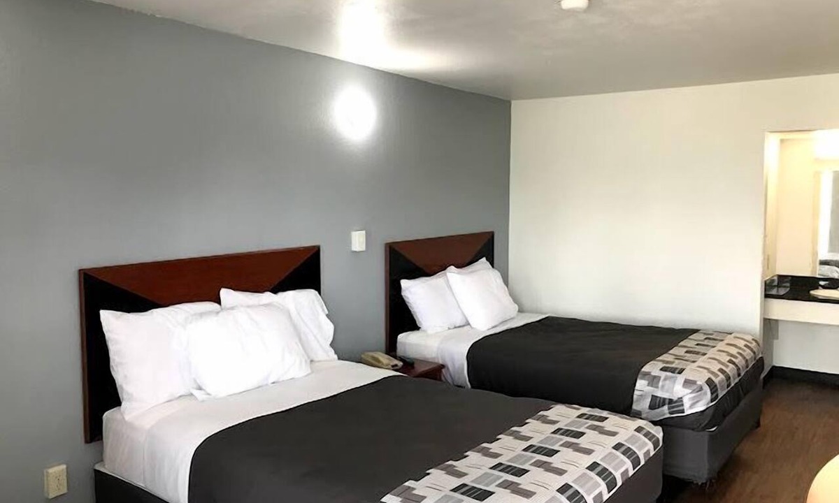 Broadmoor Hotel | Regency Inn