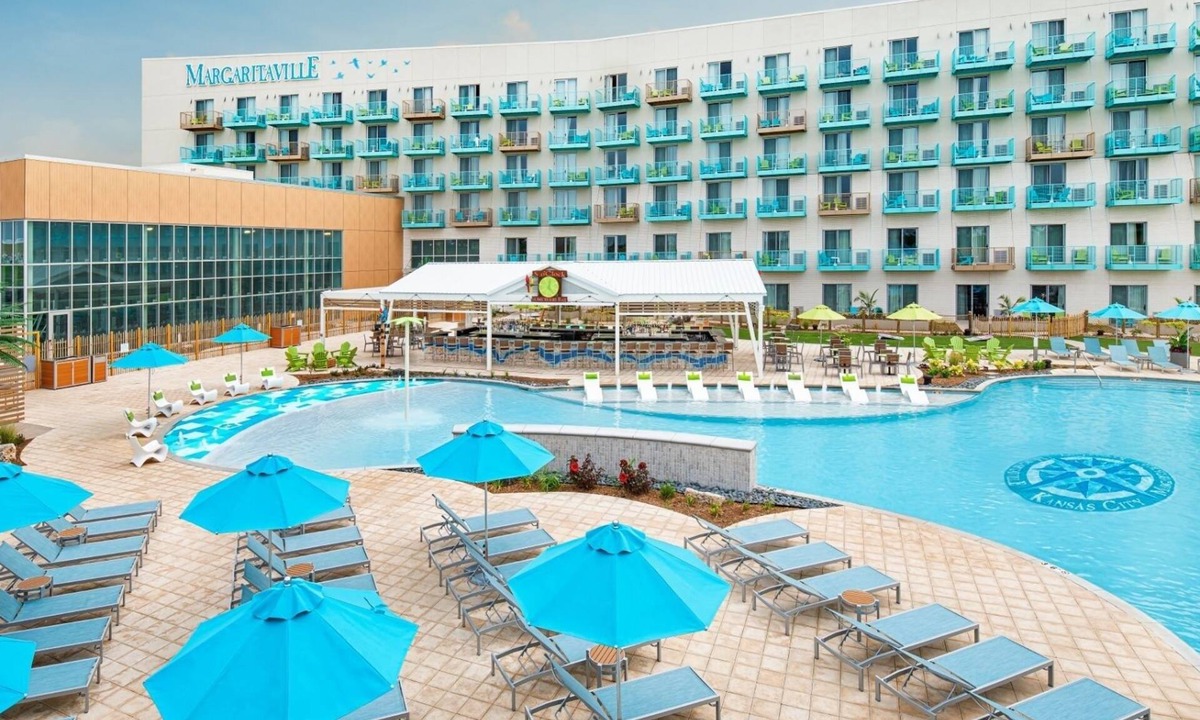 I-435 West KC-KS Hotel | Rejuvenate in a Relaxed Room Close to Wyandotte County Lake and Legends Outlets