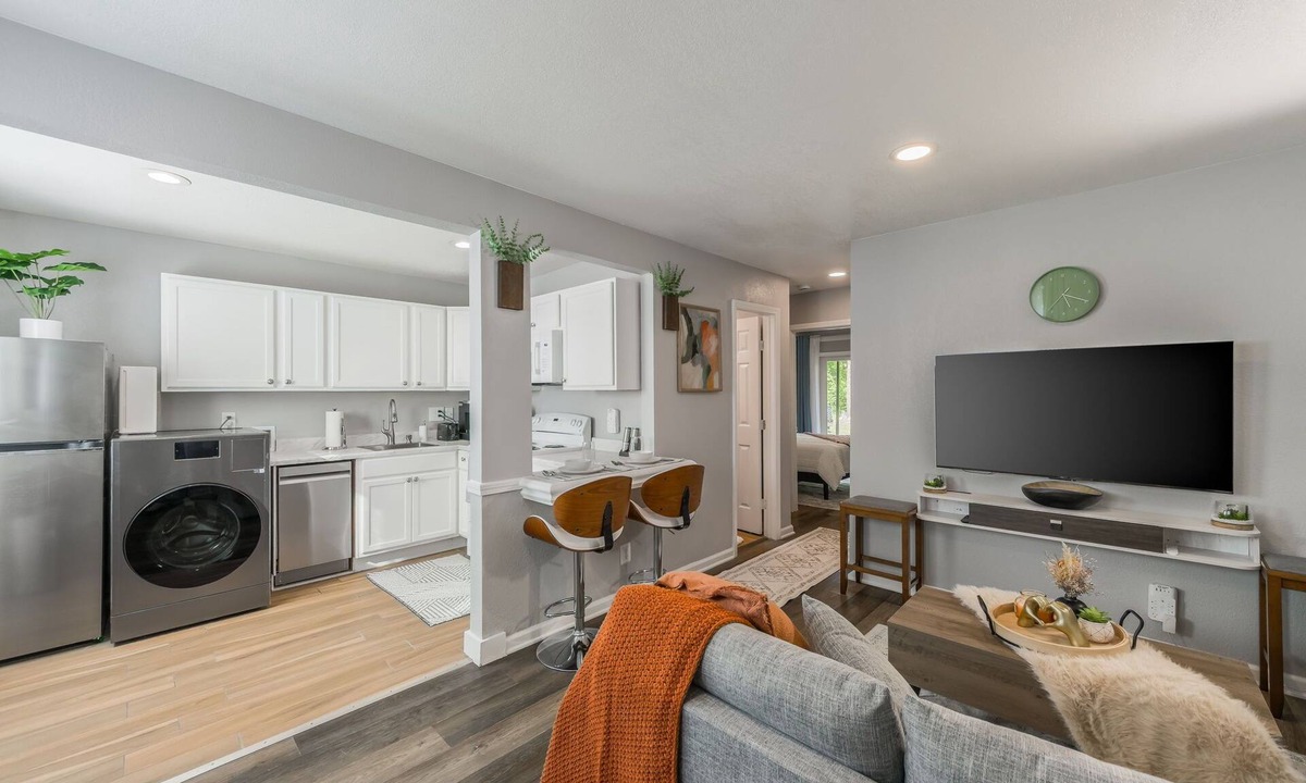 Riverside Apartment | Relax in Cozy style/Spacious clean two king beds