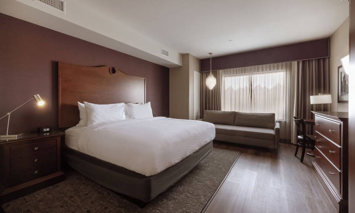 Parker Hotel | Relax in Style Close to Parker’s PACE Center & Outdoor Adventures