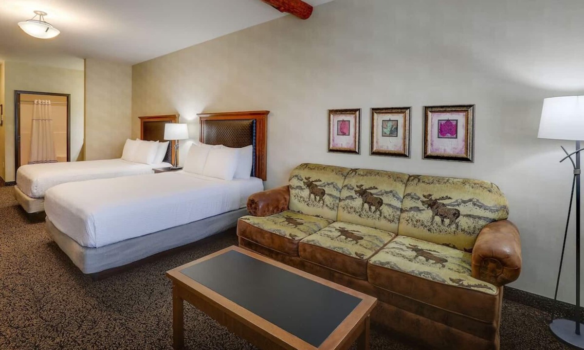 Sioux City Hotel | Relaxation in Heated Pool & Whirlpool Suites in Historic Area | Near 3rd street
