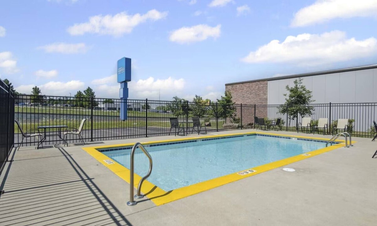 Blue Springs Hotel | Relaxing Private Room Close to Blue Springs Dining & Shopping Spots
