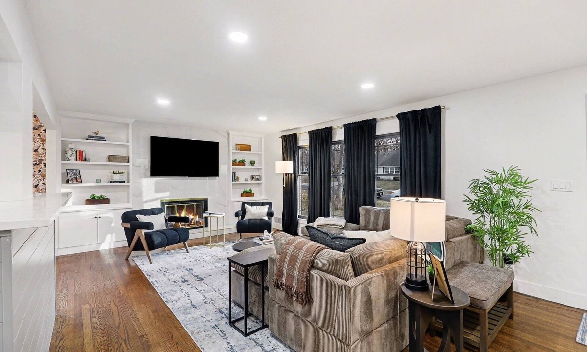Overland Park House | Remodeled Home~King Beds~Hot Tub~Firepit~Games by PV Shops & Downtown OP