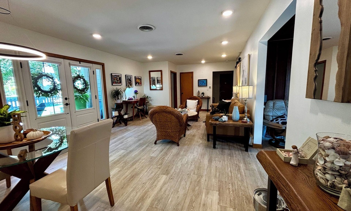 Iowa City House | Remodeled Mid-Century home in Manville Hts walk to campus, Kinnick UIHC & Carver