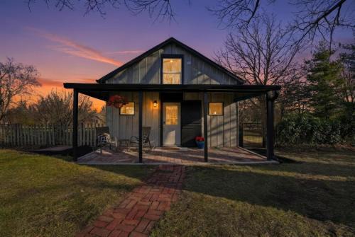 Bucyrus House | Renovated 1950s Barndominium Pet-Friendly & Modern