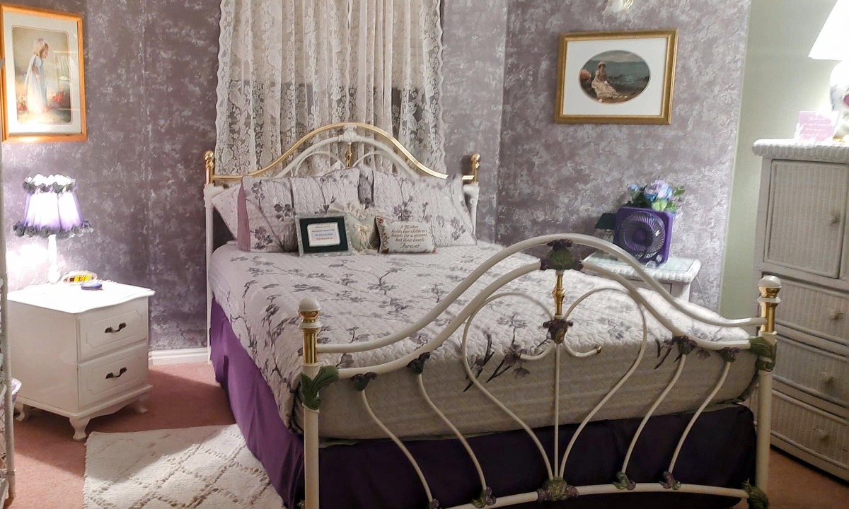 St. George Bed & Breakfast | Rent "The ABBY" bedroom @ The Winchester House for your activities in St. George