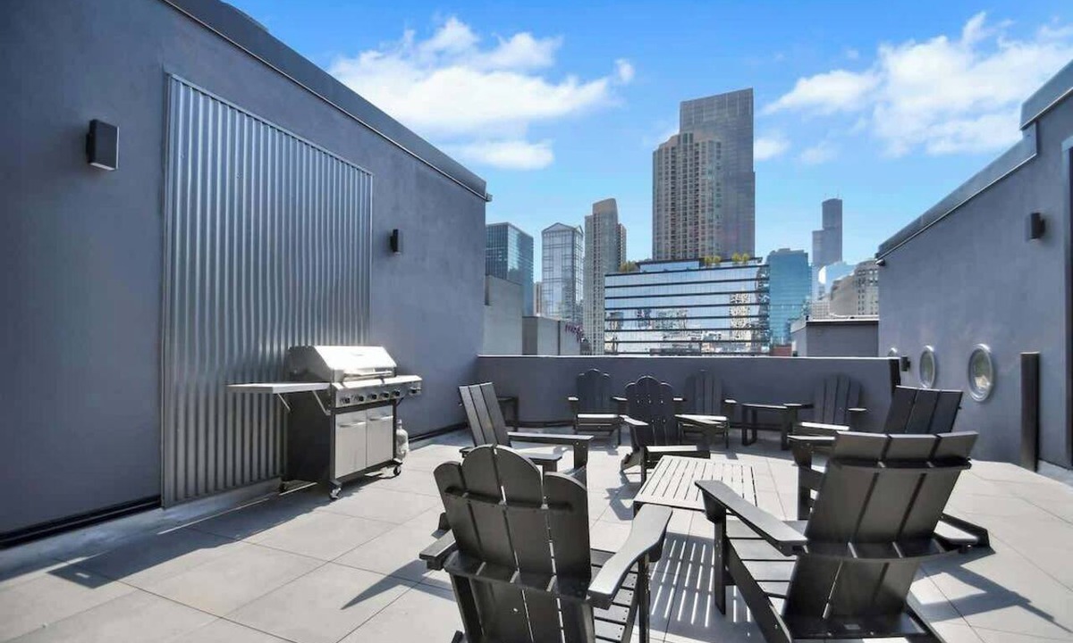 Near North Side Apartment | River North Rooftop With In and Out Parking 1