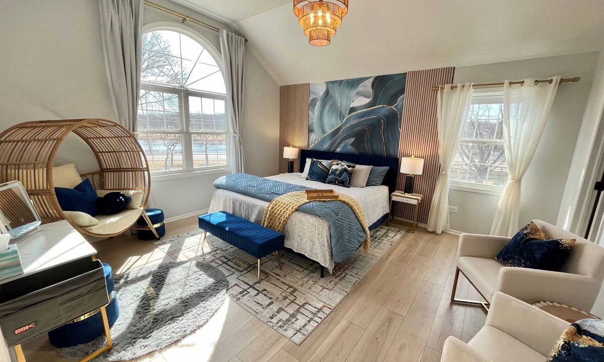 St. Charles House | River View, walk to town, stylish, Spacious