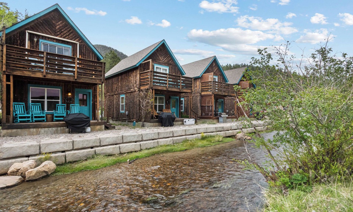 Red River Cabin | Riverfront! "River Retreat Cabin #4" In Town, Pet Friendly, WIFI