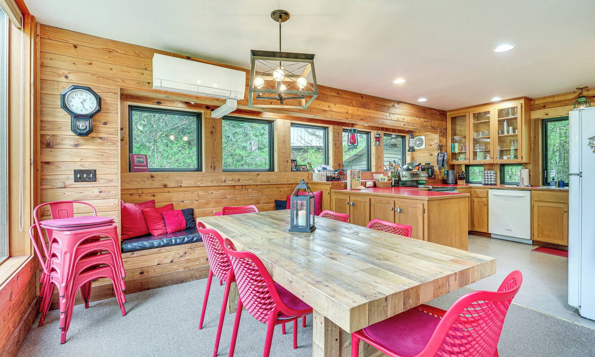 Skykomish Cabin | Riverfront Skykomish Cabin w/Private Hot Tub!