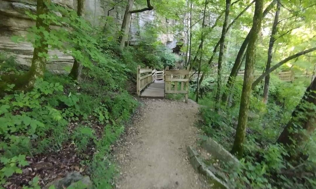Cassville Hotel | Roaring River State Park