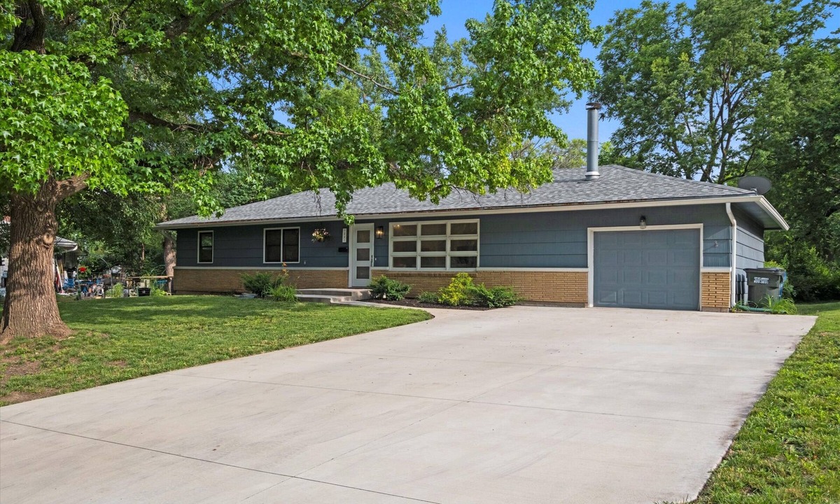 Lawrence House | Rock Chalk Retreat: Steps from Allen Fieldhouse & KU