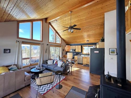 Indian Mountain House | Rocky Mt Cabin 2bed loft Hot Tub Amazing Views