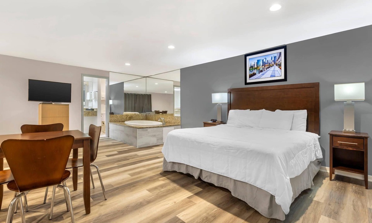 Lyons Hotel | Rodeway Inn Lyons - La Grange