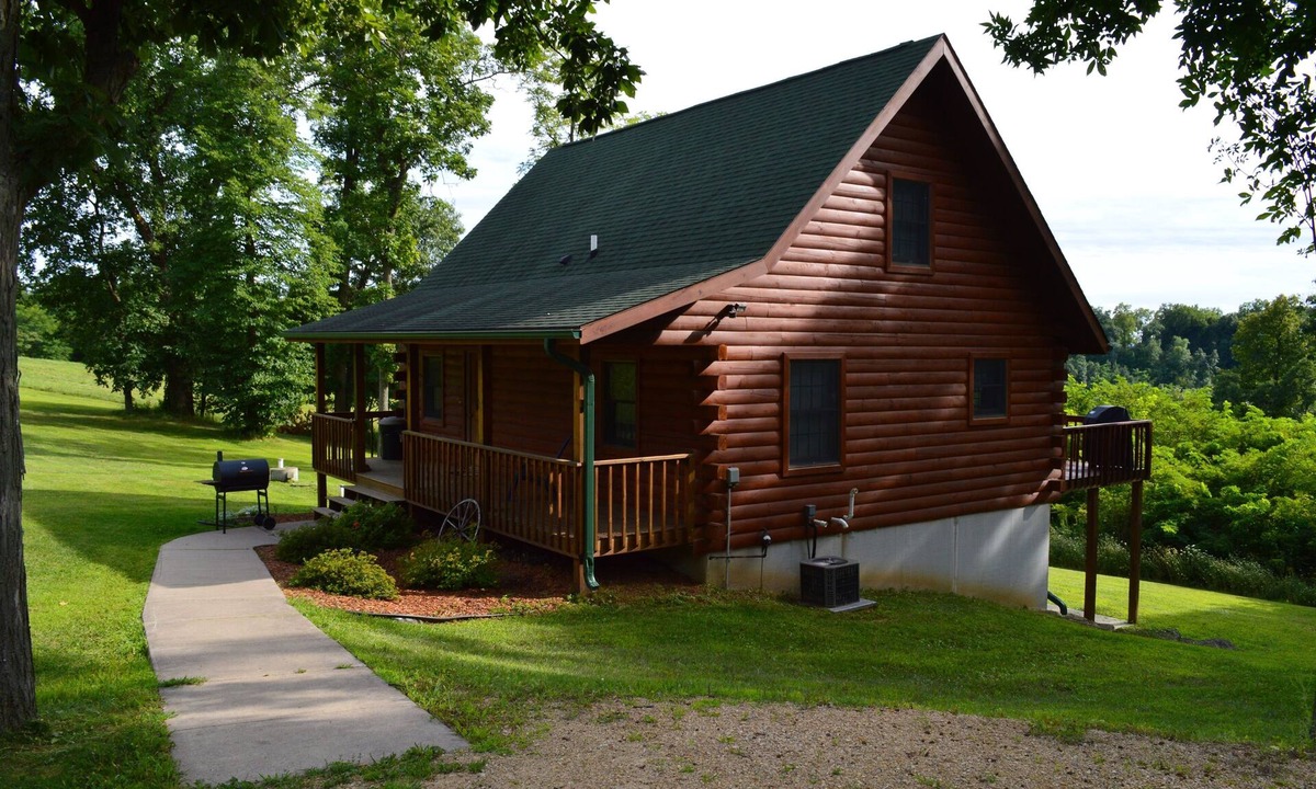 De Soto Cabin | Romantic Log Cabin w/Hot Tub, Near Mississippi River Retreat
