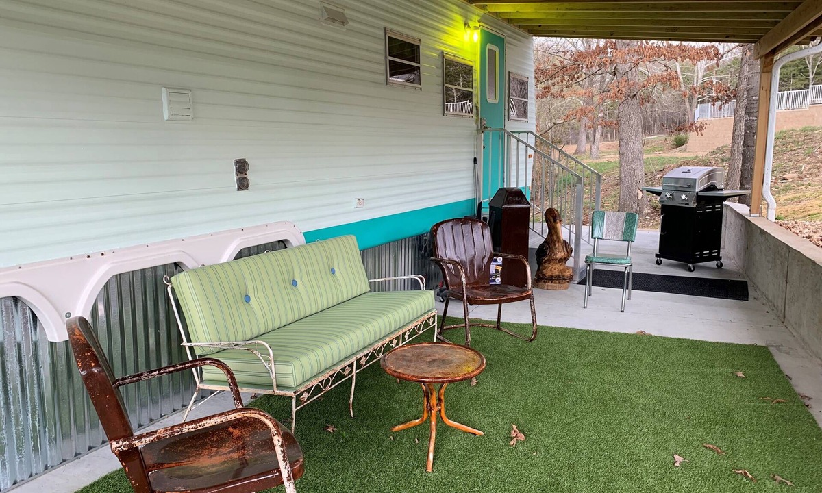 Omaha Cabin | Romantic Retro! Pool 💦 Relax Quiet Cozy Bungalow Nature Branson & Cricket Creek