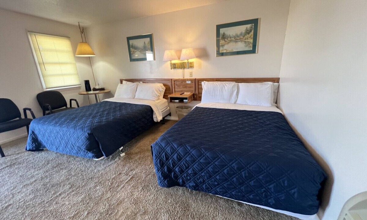 Downs Hotel | Room 114 - Double Full - Sleeps 4 - West Lake Grandvue Inn