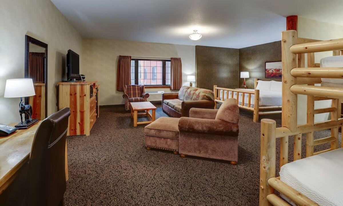 Sioux City Hotel | Room For the Crew! King Bunk Suite, Stoney Creek Sioux, Pool | 1 Unit