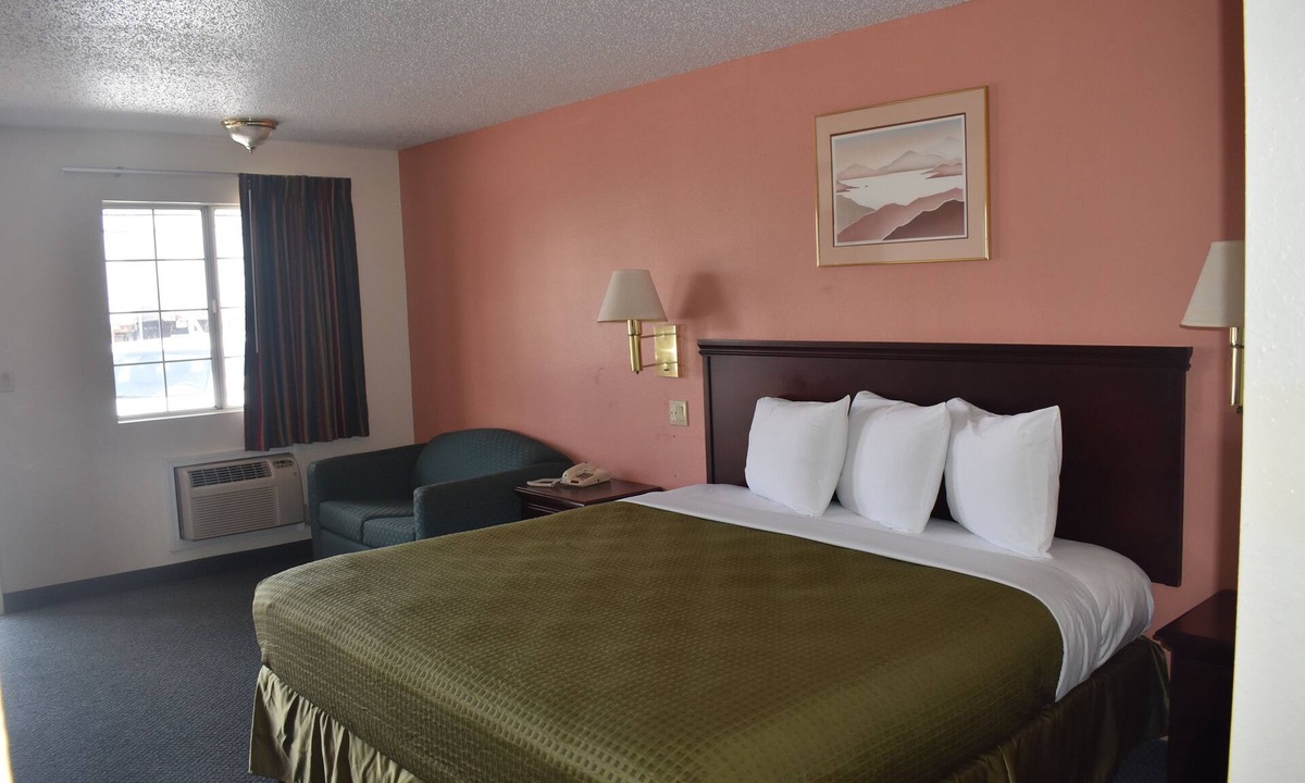 Bentonville - Fayetteville Hotel | Royal Inn