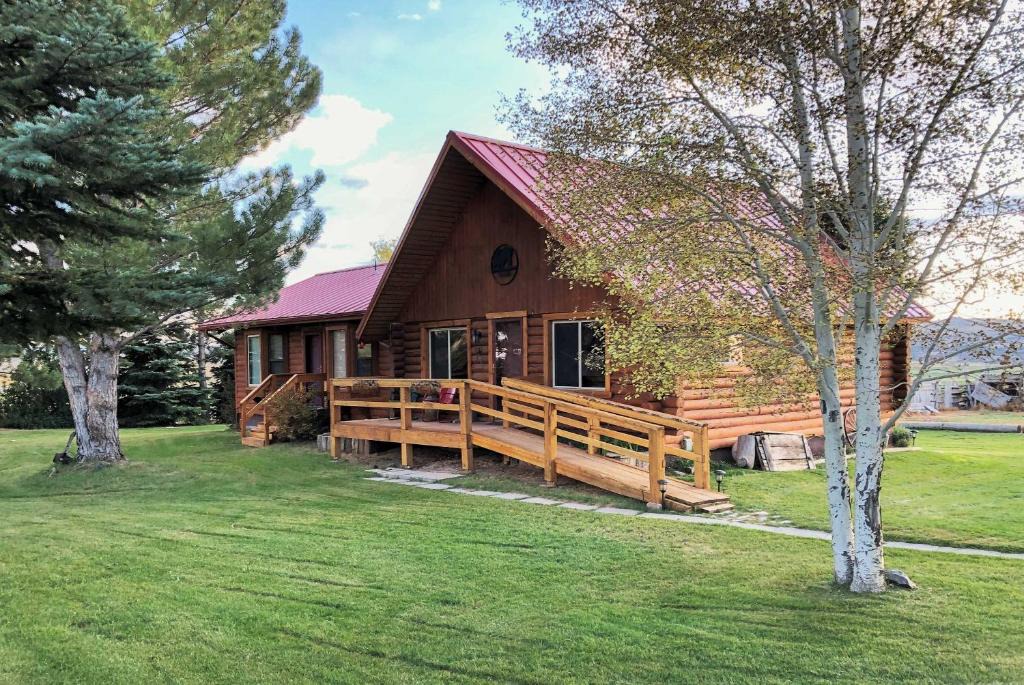 Lyman House | Rustic Cabin 20 Mins to Capitol Reef Nat'l Park!